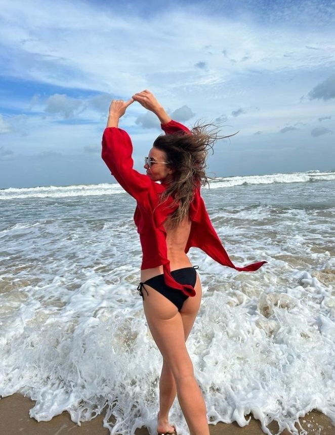 Edyta Herbuś tańczy na plaży w kusym bikini i zwiewnej bluzce. Tak oczarowała fanów