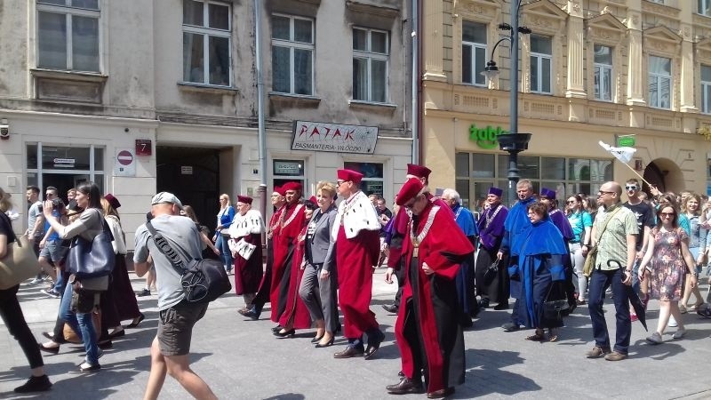 Przemarsz studentów ulicą Piotrkowską.