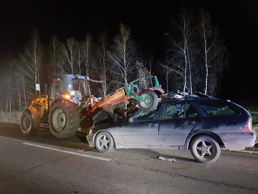 Osowa. Wypadek na trasie Suwałki-Filipów. Mercedes wbił się w pług rolniczy (zdjęcia) 