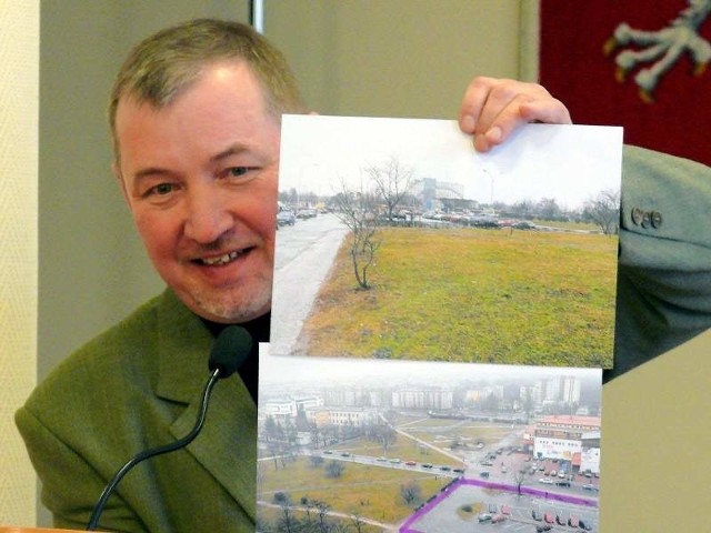 Witold Habuda pokazywał zdjęcia miejsca,  na którym ma stanąć galeria.