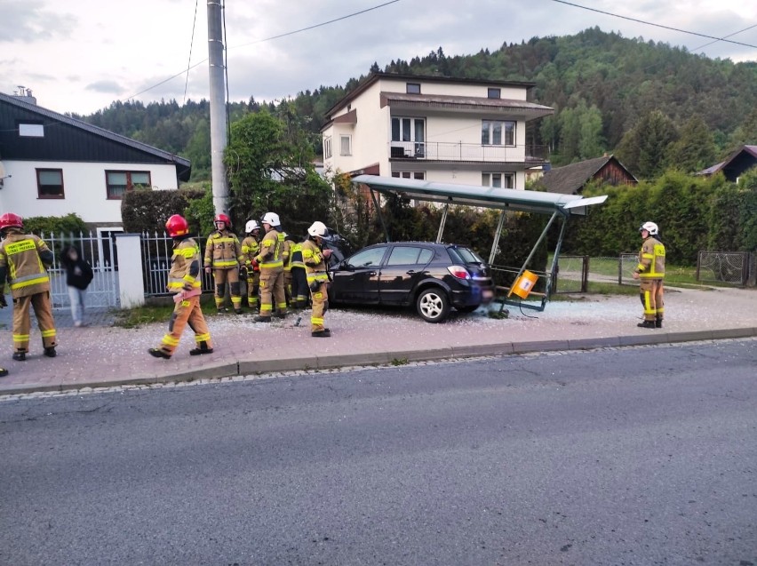 Muszyna Złockie. Rozpędzone auto wjechało w przystanek autobusowy. Jechało nim dwóch nastolatków [ZDJĘCIA]