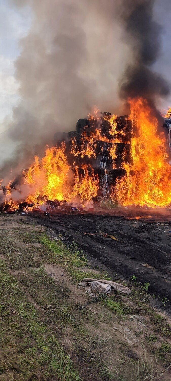 Płoną składowiska tekstyliów w Kamieńcu! Pożar na składowisku odpadów. 19.06.2022