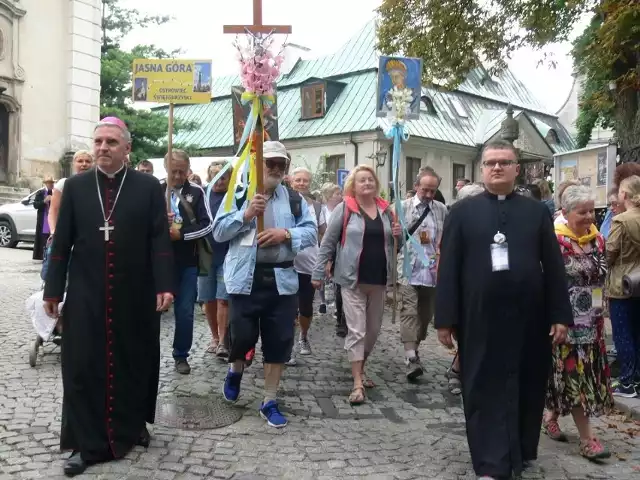 Po dwóch latach przerwy spowodowanej pandemią koronawirusa, w czwartek, 4 sierpnia wyruszy  XXXIX Piesza Pielgrzymka z Sandomierza na Jasną Górę. W tym samym dniu na Jasną Górę wyruszą  także mieszkańcy Opatowa, Ostrowca Świętokrzyskiego, Staszowa i Stalowej Woli.