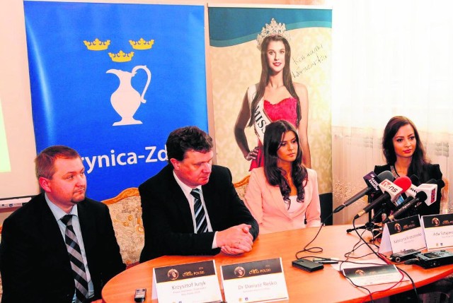 Katarzyna Krzeszowska, Miss Polski 2012 (druga od prawej) jest ambasadorką Krynicy, skąd pochodzi. Siedzący obok niej burmistrz Reśko widzi w tegorocznym finale imprezy szansę na promocję miasta