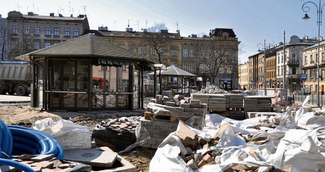 Do ułożenia pozostaje jeszcze około 30 proc. nowej nawierzchni. Urzędnicy przekonują, że prace potrwają do czerwca