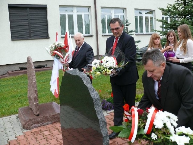 Po uroczystości rozpoczęcie roku szkolnego złożono kwiaty pod tablicami pamiątkowymi na terenie szkoły. Od prawej starosta Edmund Kaczmarek, naczelnik Stanisław Nawrot oraz dyrektor Władysław Równicki.