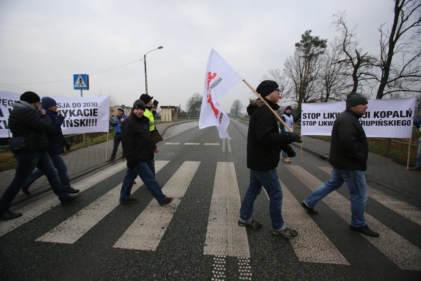 Górnicy kopalni Krupiński w Suszcu blokowali drogę...