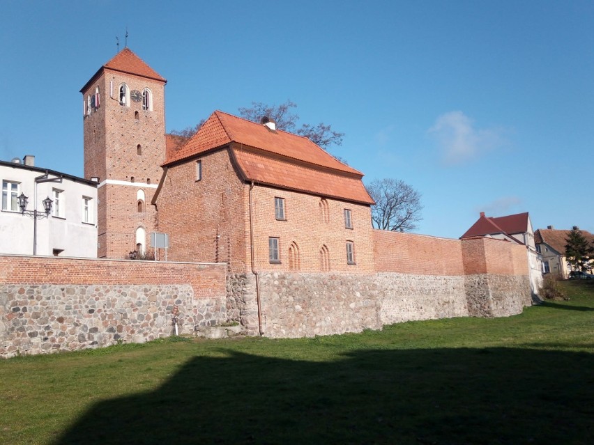 Średniowieczne mury Lubawy i wieża gotyckiego kościoła św....