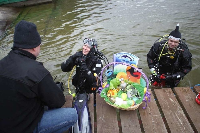 Kiekrz: Płetwonurkowie podzielili się jajkiem pod wodą