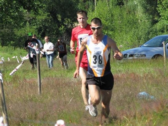W 2010 roku najszybszy na małkińskich łęgach okazał się Paweł Grygo (z nr 38), a tuż za nim był Piotr Polakowski (w czerwonej koszulce).