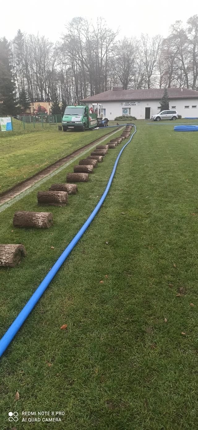 Prace przy układaniu systemu nawadniającego płytę stadionu...