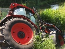 Niefortunne koszenie trawy w Lublinie. Ciągnik rolniczy wpadł do rzeki |  Kurier Lubelski