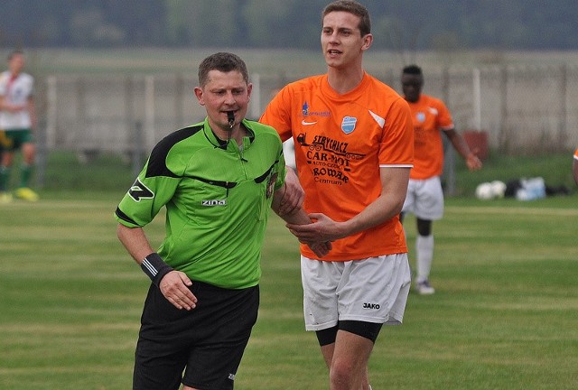 Mateusz Iwan nie potrafił pogodzić się z decyzją arbitra o podyktowaniu rzutu karnego.