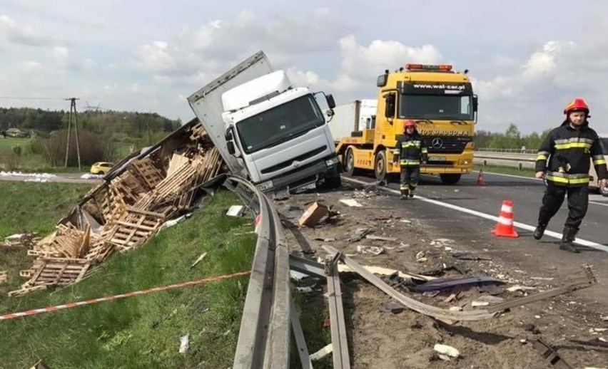 DK1 zablokowana. Ciężarówki w rowie