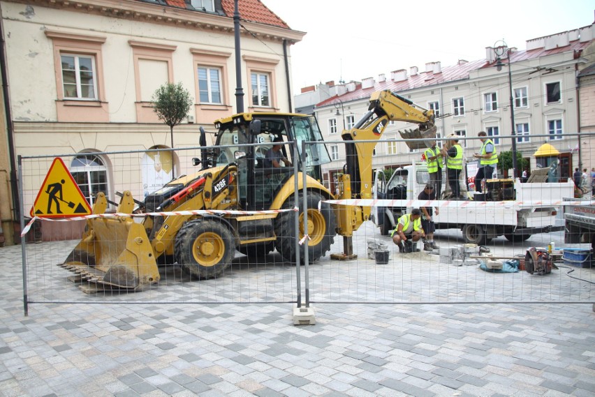 Montują pompę przy Bramie Krakowskiej. To ostatni element prac związanych z przebudową deptaka i pl. Łokietka