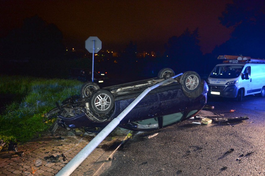 Wypadek na ul. Sanockiej w Przemyślu. 18-latek uderzył fordem w latarnię i dachował. Dwie osoby w szpitalu [ZDJĘCIA]