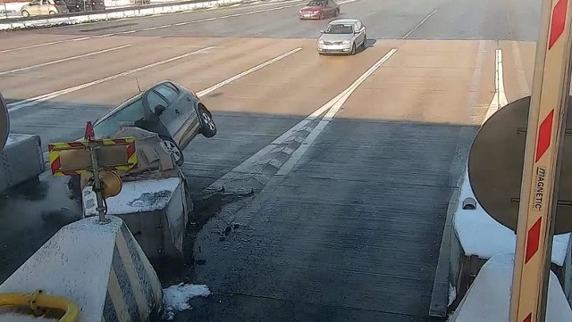 Generalna Dyrekcja Dróg Krajowych i Autostrad ku przestrodze opublikowała film z groźnego wypadku na autostradzie A1. Kierowca Kii z dużą prędkością wjechał w zapory przy bramkach. WIDEO I WIĘCEJ INFORMACJI - KLIKNIJ DALEJCZYTAJ TEŻ - NOWY ELEKTRYCZNY FIAT 126p! TAK WYGLĄDA! ZDJĘCIA