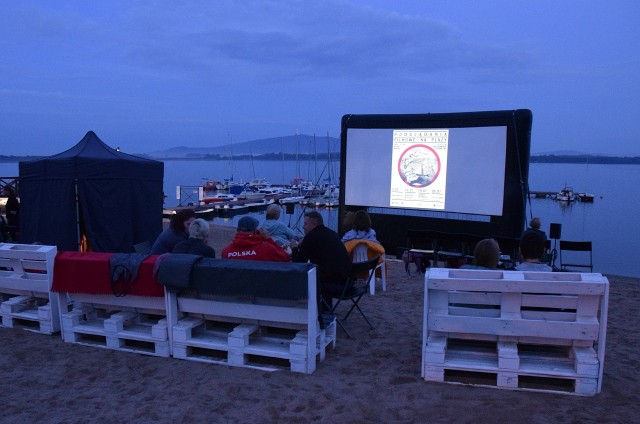 Kino plenerowe na plaży w Borzygniewie, nad Zalewem Mietkowskim, lipiec 2019