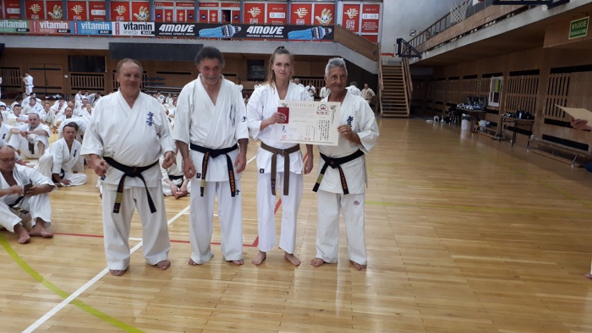 Angelika Sielczak z Lipnowskiego Klubu Kyokushin Karate z czarnym pasem