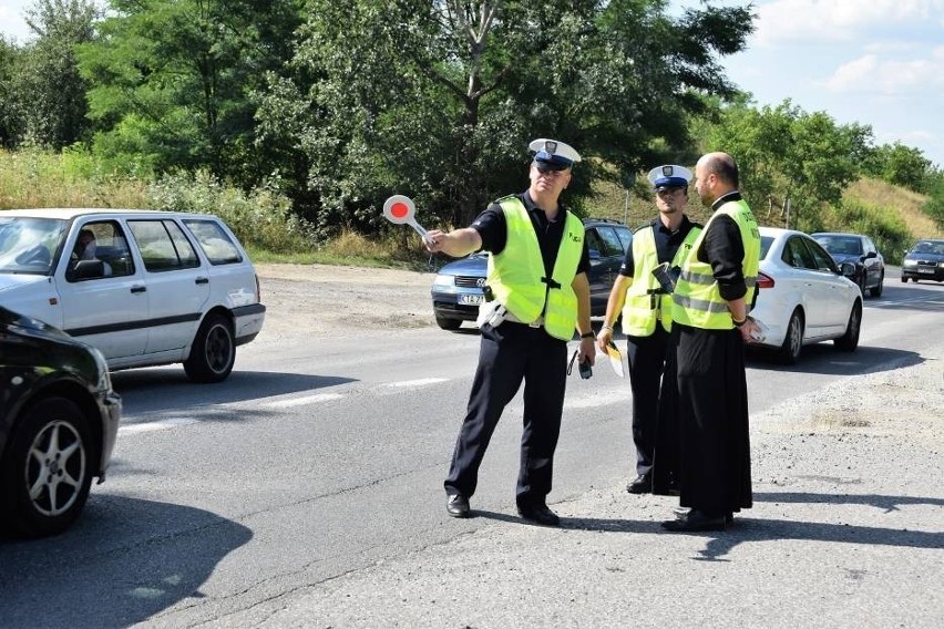 Ks. Damian Migacz towarzyszy policjantom drogówki w dniu św....