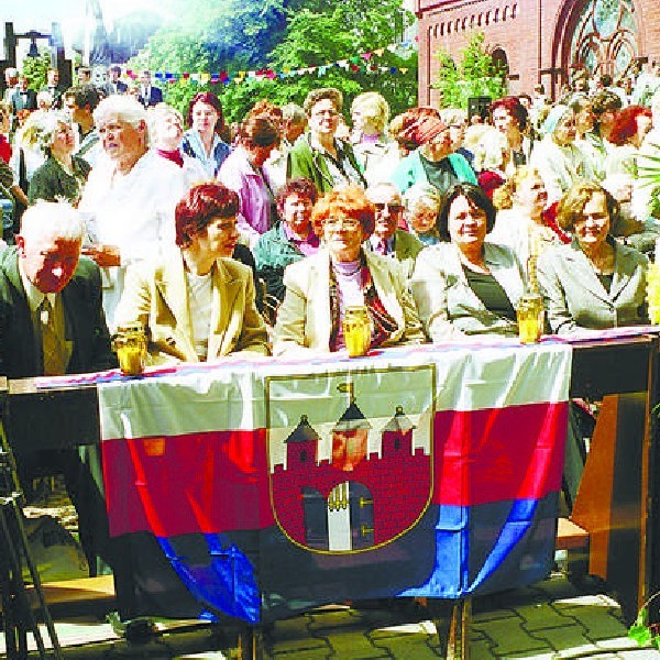 Helena Pszczółkowska (trzecia z prawej) wśród polskiej...