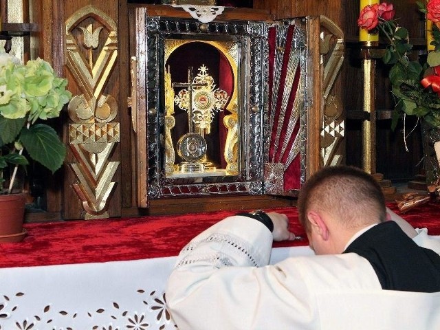 Relikwie I stopnia błogosławionego Jana Pawła II (kropla krwi na szacie) są już w kościele pw. św. Stanisława BM.