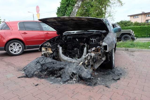 Mimo usilnych starań właściciela, nie udało mu się zagasić ognia przy użyciu samochodowej gaśnicy.