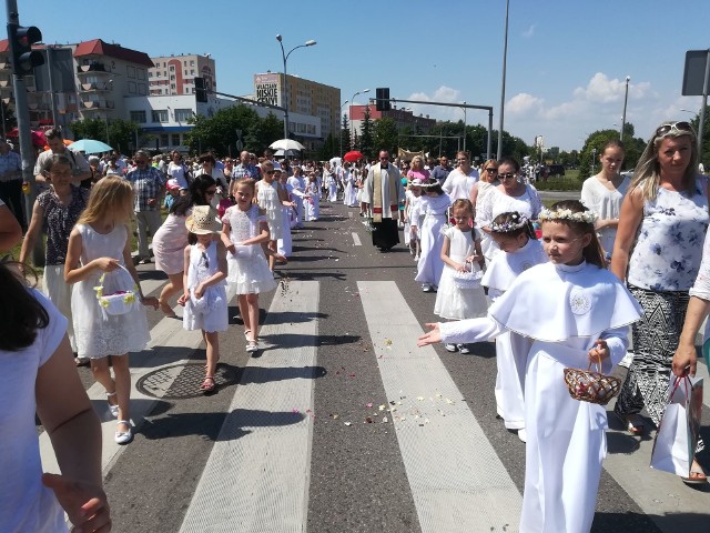 Procesja Bożego Ciała przeszła ulicami parafii Krzyża Świętego w Łomży.