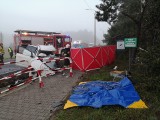 Tragiczny wypadek w Ostrzeszowie. Ciężarówka zderzyła się z osobówką. Jedna osoba zginęła [ZDJĘCIA]