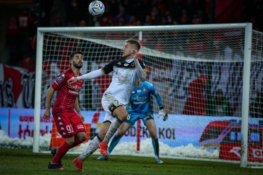 W ekstraklasie Jagiellonia zremisowała z Widzewem 1:1....