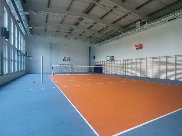 Nowa sala gimnastyczna dla szkoły Promnie jest już gotowa. W budynku są też klasy lekcyjne, będą się tam uczyć dzieci z najmłodszych oddziałów.
