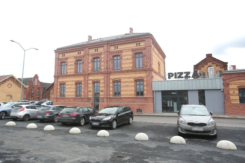 Szary łącznik, w którym znalazła się pizzeria, wzbudził...