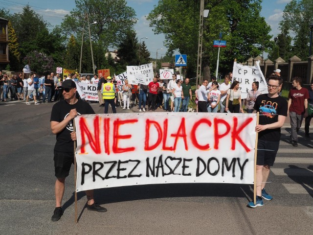 Protest mieszkańców podłódzkich Mileszek przeciwko planowanemu przebiegowi trasy kolei do Baranowa.