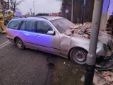 Samochód wbił się w budynek mieszkalny w Miliczu. Wjechał ludziom prosto do pokoju! [ZDJĘCIA] 