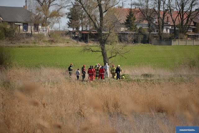 Do tragicznego odkrycia doszło w niedzielę 12 kwietnia po godzinie 13 w miejscowości Falborz (gmina Brześć Kujawski) nad rzeką Zgłowiączka. Na brzegu znaleziono ciało mężczyzny.Na miejsce zdarzenia wysłano zastępy straży pożarnej z OSP Brześć Kujawski, PSP Włocławek, WOPR Włocławek i policję. Służby wyciągnęły z wody zwłoki. Jak udało nam się ustalić, ciało było w stanie rozkładu. Prawdopodobnie był to mężczyzna, mieszkaniec gminy Brześć Kujawski, który zaginął kilka tygodni temu. Policjanci prowadzą czynności wyjaśniające przyczyny śmierci mężczyzny pod nadzorem prokuratora. Jak poinformował WOPR Włocławek, zmarły mężczyzna miał około 50 lat. 