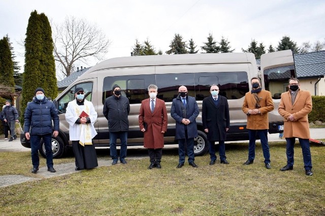 Pamiątkowe zdjęcie honorowych uczestników uroczystego przekazania samochodu dla niepełnosprawnych w Kałkowie
