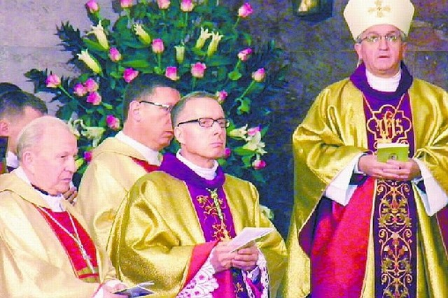 Bp. Janusz Bogusław Stepnowski (na zdj. pośrodku)został wczoraj po przyjęciu święceń siódmym biskupem diecezji łomżyńskiej. Powrócił do niej po wielu latach posługi w Stolicy Apostolskiej.