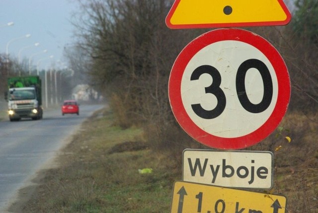 Tak rozpaczliwe krzyczące oznakowanie ostrzega kierowców przed maglownicą na odcinku ulicy Samsonowicza - od 11 listopada do Bałtowskiej.