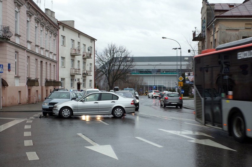 Dwa samochody zderzyły się na placu Śreniawitów w Rzeszowie...