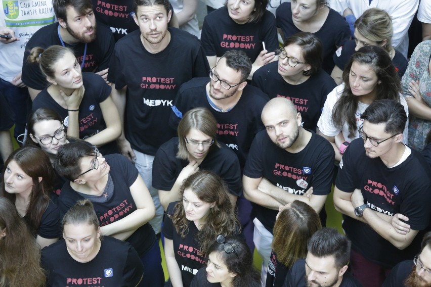 Czarny piątek w ochronie zdrowia. Protest w czarnych koszulkach. Pracownicy medyczni czują się oszukani przez ministra zdrowia