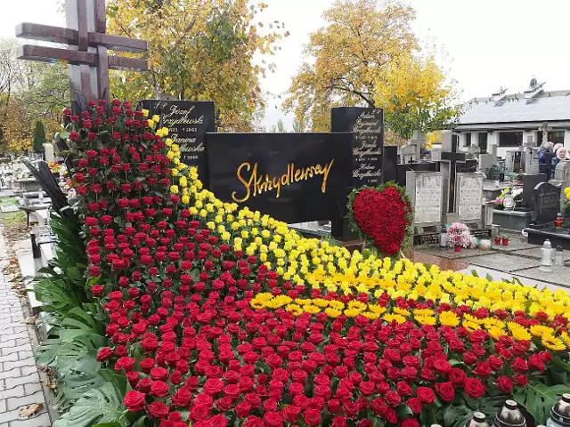 Grób Skrzydlewskich na cmentarzu Zarzew na 1 listopada tonie w kwiatach. W tym roku są to białe i żółte róże na tle zielonych lisci