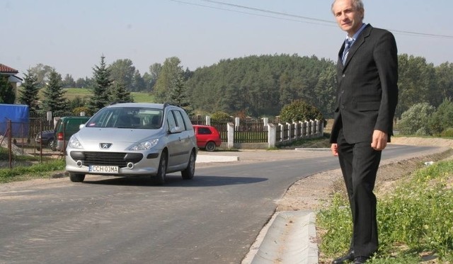 Wójt gminy Kijewo Królewskie Mieczysław Misiaszek przyznaje, że drogi gruntowe w niektórych wsiach wymagają pilnej naprawy