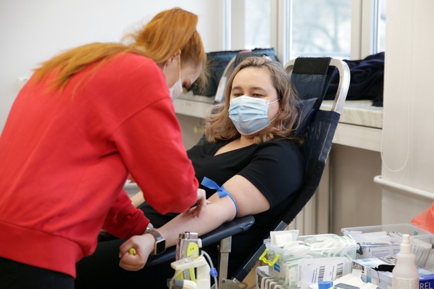 Dzień Transplantacji na Uniwersytecie Marii Curie-Skłodowskiej w Lublinie. Ochotnicy oddali krew. Zobacz zdjęcia