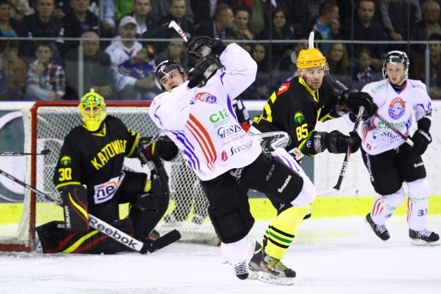 Sanoczanie w Katowicach grają już trzeci raz w tym sezonie - wcześniej przegrali po karnych 4-5 i wygrali 3-2.