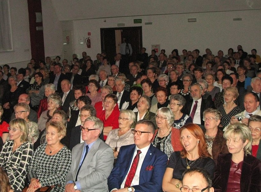 Publiczność wypełniła salę widowiskową ŻDK po brzegi.