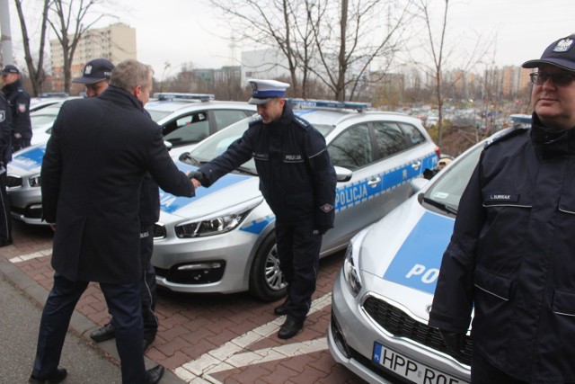 W Komendzie Wojewódzkiej Policji w Katowicach odbyło się uroczyste przekazanie 26 nowych radiowozów, z których będą korzystać policjanci z województwa śląskiego. Zobaczcie zdjęcia.