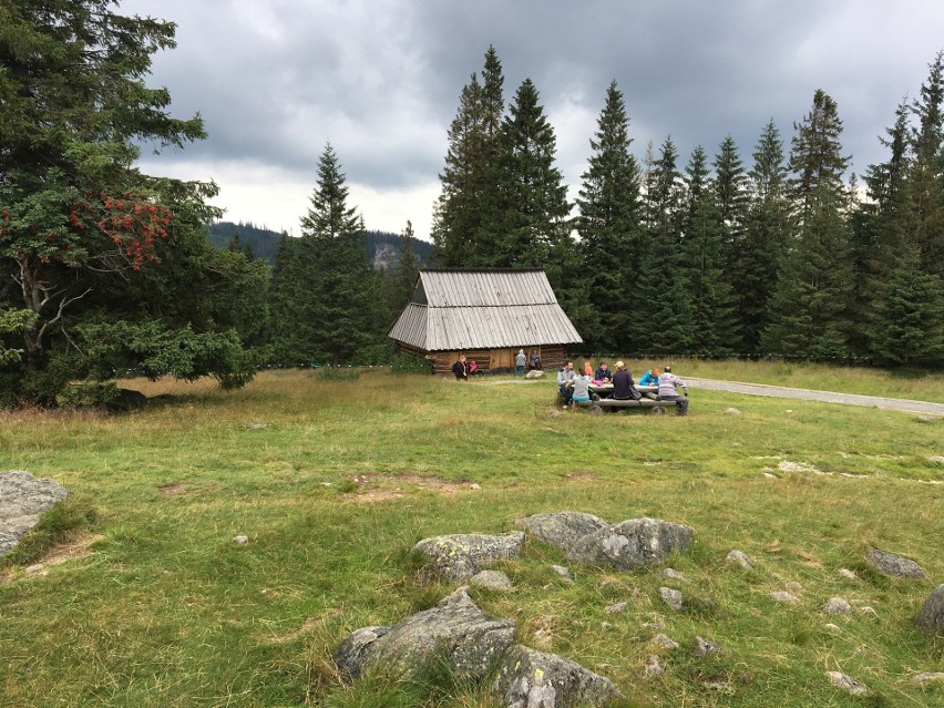 Tatry. Turystów na górskich szlakach jest sporo, ale tłumów (na szczęście) nie spotkamy