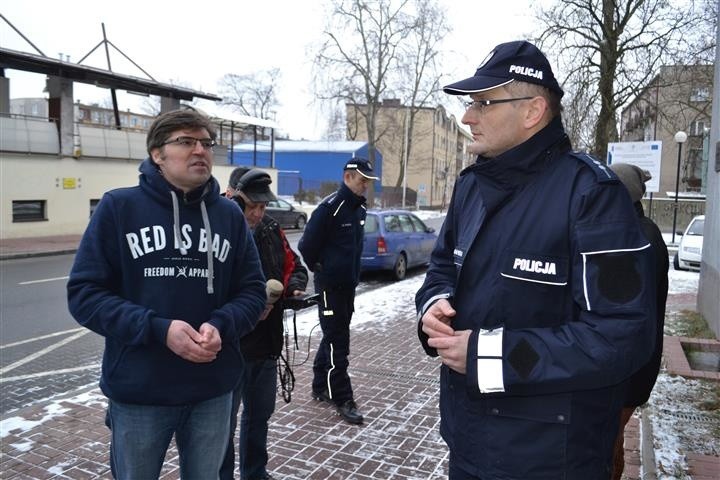 Częstochowa: Poseł Jaskóła przepychał się z policją, która broniła tablicy z sierpem i młotem