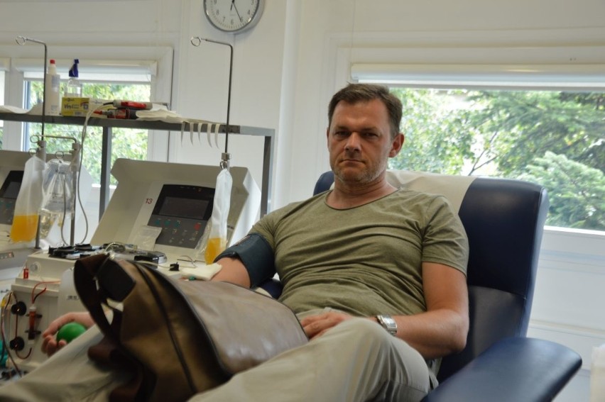 Wrocławianie oddają krew na rzecz rannego policjanta Michała...