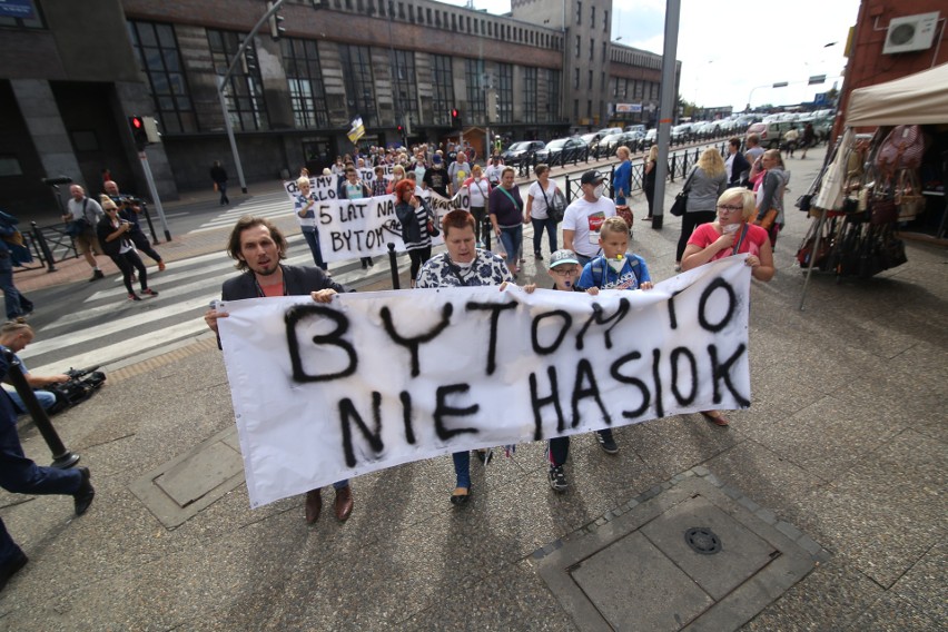Mieszkańcy Bytomia protestują przeciw nielegalnym...
